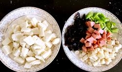 饅頭切成小方丁，辣椒和海鮮菇洗凈，切成丁，木耳和香腸切丁，大蒜去皮切片；