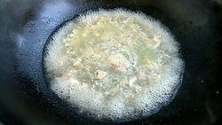 骨頭湯倒入鍋中煮沸，把焯燙過的西蘭花放入，用中火煮幾分鐘；