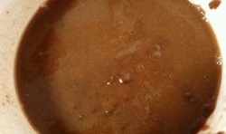豆瓣醬用水泄好攪拌均勻；