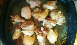 鴨肉煸炒變色后，放入醬油上色，加點料酒去腥，再放入高壓鍋里；