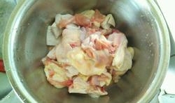鴨肉洗凈后切成塊，姜洗凈切絲，山藥洗凈切成塊；