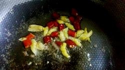 鍋中留有少許的底油，放入干辣椒段和泡椒炒出辣味；