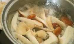 接下來下入洗凈的豬肚菇和香菇，接著煮至5分鐘；