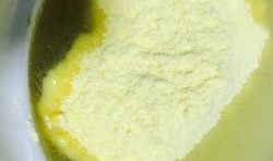 玉米澱粉中倒入適量涼白開，用筷子攪拌成均勻玉米汁；