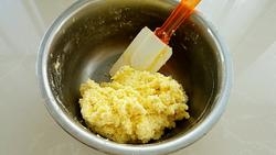 用橡皮刮刀翻拌均勻后，揉至成均勻的麵糰，拿小勺挖鹽一塊麵糰，揉至成均勻的小球；