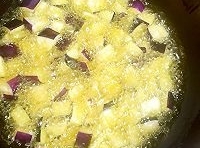 鍋中加入適量的油，燒熱后，倒入瀝干水分的茄塊炸至，直到發黃；
