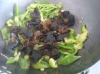 鍋中加點蔥花炒香，把青椒放進去翻炒至軟時，再加入木耳煸炒；