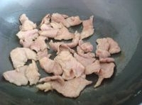 開火鍋中加點油燒熱，把肉片放進去炒至肉片變色后盛出；
