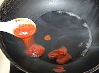 炒鍋中清洗乾淨后，倒入清水，加入番茄沙司；