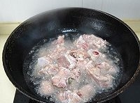 熱鍋倒入適量的油，用小火溫熱后，下入腌至好小排骨煎炸；