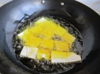 熱鍋涼油，下豆腐炸到兩面金黃色撈起，再放入杏鮑菇炸到兩面發硬撈起；