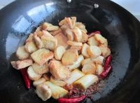 加入蔥姜蒜炒香后，放入豆腐塊、杏鮑菇翻炒均勻，加蓮藕、黃瓜翻炒均勻；