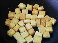 豆腐放入鍋中，煎至成金黃色后，盛出；
