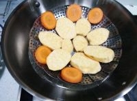 紅薯洗凈切成片，胡蘿蔔洗凈切成片，一起放入蒸鍋里蒸20分鐘至熟透；
