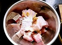 花鰱魚洗凈，剁成塊，放入薑絲、鹽、醬油、花椒粉、白酒和少許澱粉拌勻，腌至10分鐘以上；