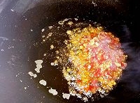 鍋中留有少許的底油，放入剁椒，用小火炒香，加入蔥末和蒜末；
