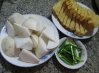 豆腐乾洗凈后切開，蘿蔔洗凈切塊，蔥切段；