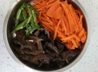 杏鮑菇洗乾淨切成絲，胡蘿蔔、木耳、線椒洗凈也切成絲；