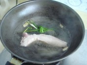 鍋里放水燒開，放入蔥結、薑片、花椒、肉用大火煮至筷子可以扎穿后撈起；
