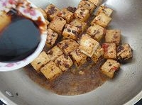 炒香后，倒入煎至豆腐、剁椒醬和適量的醬油上色；
