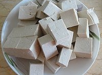 老豆腐用沖洗乾淨，切成塊，生薑切片，大蒜去皮剁成蒜蓉；
