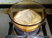 油鍋燒熱，下入茄條、土豆條和豆角段炸至，逼出水份后，炸至成金黃；
