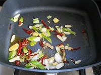 炒香后，下入提前炸至的豆角段、茄條和土豆條，加入適量的鹽、糖和適量的醬油提味后，直到鍋中的食材變軟即可