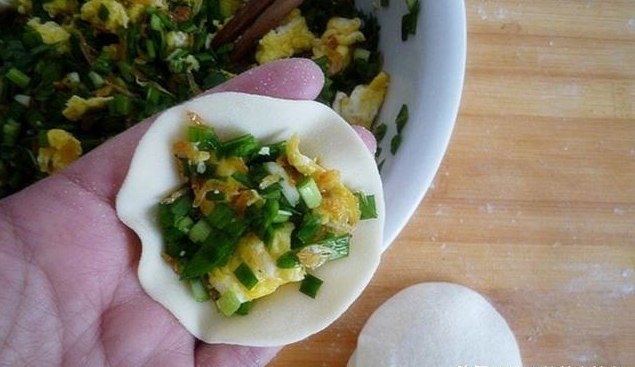 拌韭菜餡記住這幾步，包出的餃子顏色鮮綠，而且還不破皮