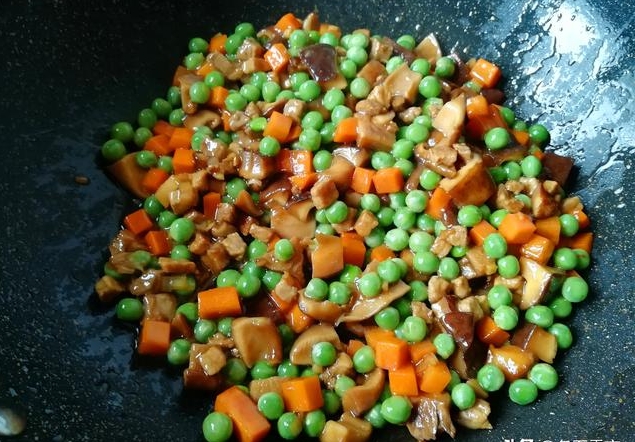 教你炒豌豆的小技巧，只需炒前多做這一步，豌豆顏色綠，味道香