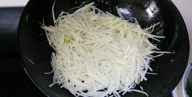 土豆絲下鍋前，做好3個步驟，炒出來的土豆絲不粘鍋，脆嫩又爽口