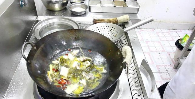 廚師長教你酸菜魚的正確做法，湯汁鮮美，魚肉軟嫩滑爽，真好吃
