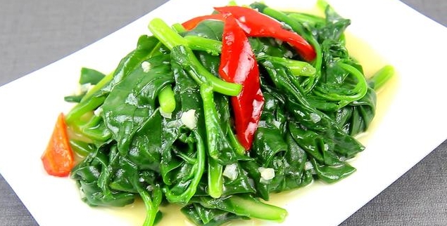 青菜怎樣炒翠綠不變色，大廚分享一個小技巧，比飯店做的還要好吃