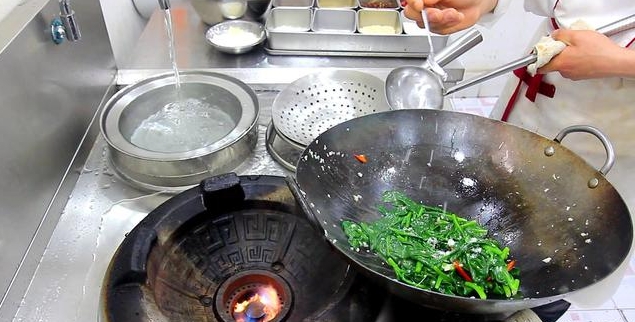 青菜怎樣炒翠綠不變色，大廚分享一個小技巧，比飯店做的還要好吃