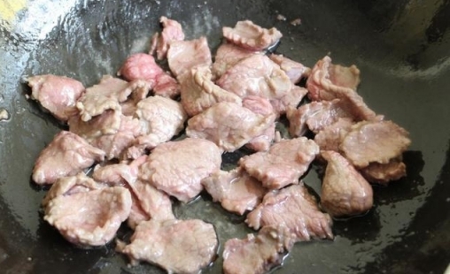 炒牛肉腌制時，多加這2樣東西，保證炒出來的牛肉鮮嫩又多汁