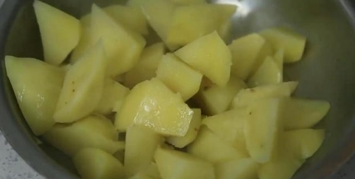 土豆這樣做著吃，既能當主食，也能當菜，外焦里糯，出鍋搶光