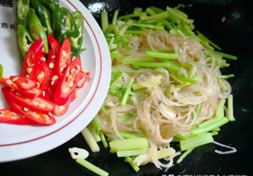 「芹菜炒粉條」 每周吃一次，給腸胃做個大掃除，排除多餘脂肪，越吃越瘦