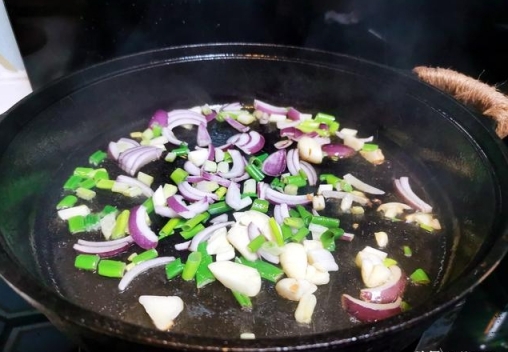 干鍋花菜這樣做太好吃了，只要加入這個炒一炒，比肉還好吃