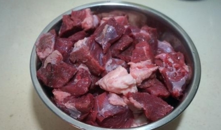 清燉牛肉的家常做法，步驟簡單，牛肉酥軟，老人小孩都喜歡